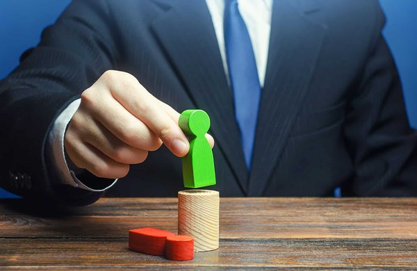 Quelles sont les conséquences du turnover des entraîneurs sur la stabilité tactique des clubs?