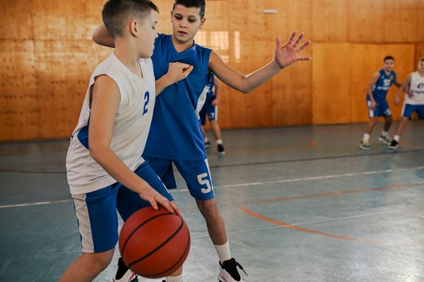 Comment analyser et contrer la stratégie de défense en zone 2-3 au basket ?